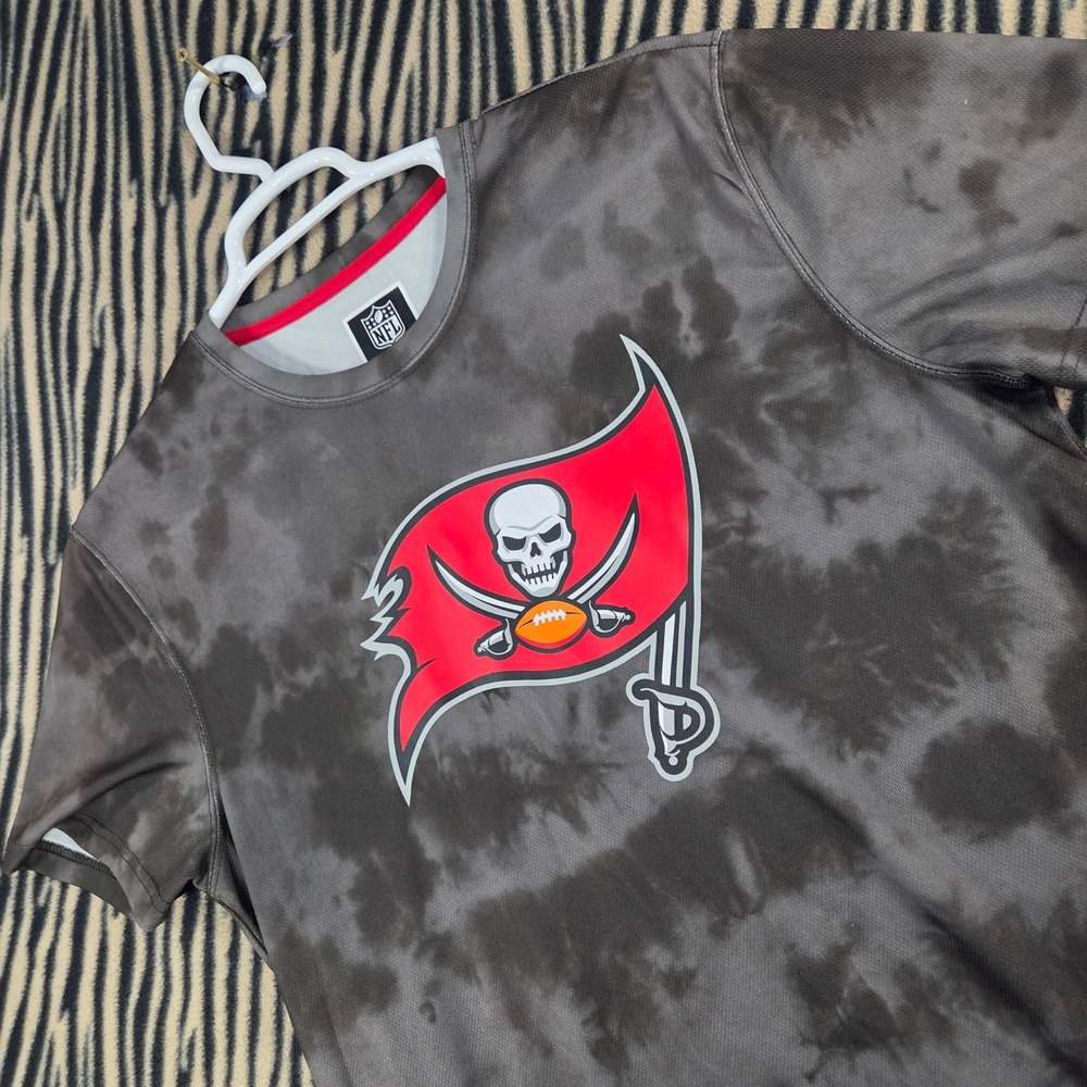 NFL Tampa Bay Buccaneers Mens XL Acid Wash Moisture Wicking Performance T-Shirt